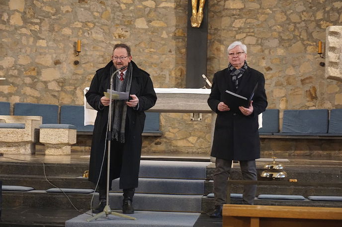 Geschäftsführer Robert Flörchinger und Vorsitzender Ludwig Borowik rücken im gemeinsamen Gottesdienst mit den Mitarbeitern des Caritas-Verbandes für den Main-Kinzig-Kreis das Thema Frieden in den Mittelpunkt. 