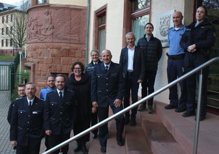 Kreisbeigeordnete Susanne Simmler, Polizeidirektorin Ute Jacobs, Till Martin Wisseler sowie Markus Hüschenbett von der Gewerkschaft der Polizei sprachen in der Polizeidienststelle in Gelnhausen mit Dienststellenleiter Kai Gottschalk und seinem Team.