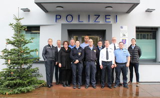 Polizeidirektorin Ute Jacobs, Till Martin Wisseler,  Kreisbeigeordnete Susanne Simmler sowie Markus Hüschenbett von der Gewerkschaft der Polizei besuchten die Polizeidienststelle in Schlüchtern, wo sie mit Stefan Enders und seinem Team,.