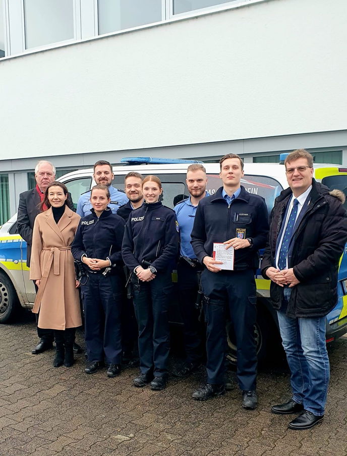 Der Rundgang an Heiligabend begann traditionell bei der Polizei. Hier bedankten sich Bürgermeisterin Monika Böttcher, Erster Stadtrat Karl-Heinz Kaiser und Stadtverordnetenvorsteher Martin Fischer für die gute Zusammenarbeit.