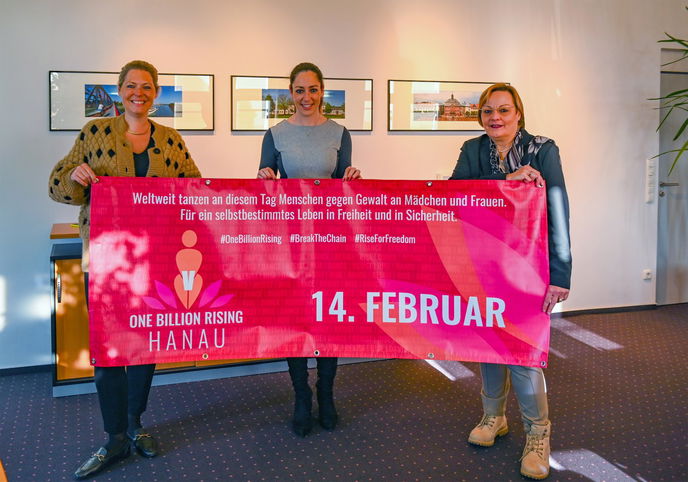 Britt Harrington von der Tanzschule Berné, Stadträtin Isabelle Hemsley und die Hanauer Frauenbeauftragte, Cornelia Gasche, freuen sich auf viele Mitwirkende auf dem Hanauer Freiheitsplatz.  - Foto: Stadt Hanau/Moritz Göbel