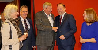 Freuen sich auf einen schönen Abend: Der ehemalige CDU-Landtagsabgeordnete und Ehrenvorsitzende des Schwimmvereins Gelnhausen Dr. Rolf Müller (Dritter von links) und seine Frau Marlies (links), Bürgermeister Christian Litzinger und dessen Frau.