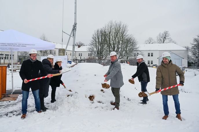 Das Baufeld an der Brüder-Grimm-Schule ist vorbereitet, in Kürze werden dort die Bauarbeiten für das neue Schulgebäude beginnen. 