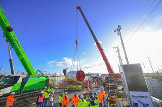 Ende Januar wurde der Spezialbohrer in die Startgrube am Holzverladegleis an der Daimlerstraße gehoben.