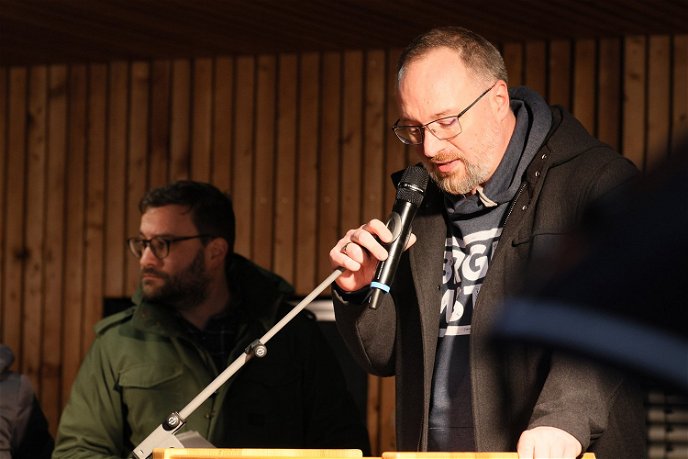 Bürgermeister Matthias Schmitt (r.) wirbt für den aktiven Einsatz für demokratische Werte.
