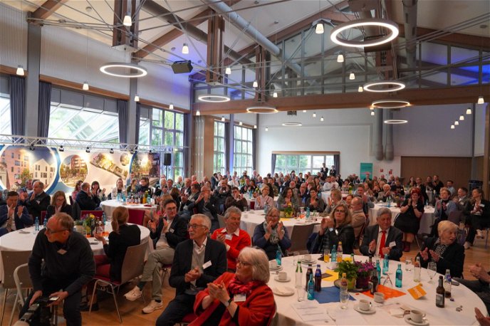  Locker 150 Gäste kamen in die Stadthalle zur Preisverleihung des hessischen Wettbewerbs