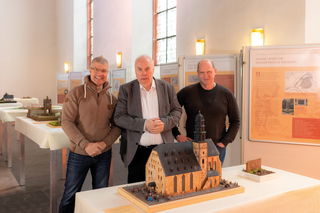 Die Dioramen- und Modellbauer Dirk Klitsch (li.) und Rainer Stephan mit dem Kurator der Ausstellung Erhard Bus (Mitte) am Modell der Marienkirche. Zu sehen zwischen 3. und 10. Juni im Ajoki in der Hanauer Altstadt beim  - Foto: United Power Fields 