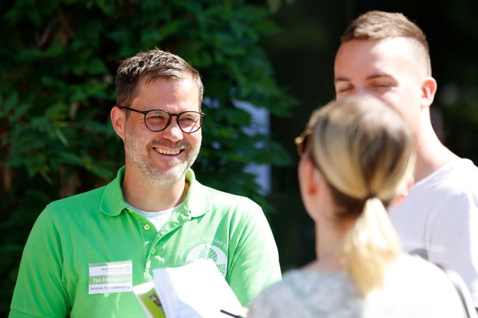 Tim Feldermann hilft bei Fragen zum Thema Studienwahl. Foto: Hochschule Fulda/Alexander Mengel