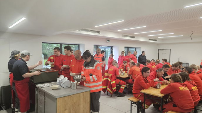  Der Betreuungszug mit Einsatzkräften des Deutschen Roten Kreuzes Hanau und Gelnhausen-Schlüchtern sowie der Malteser versorgt die hessischen Wasserrettungszüge in der zentralen Unterkunft.