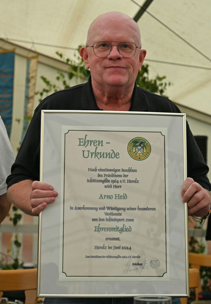 Eine besondere Auszeichnung erhielt Arno Heid, der seit 51 Jahren Mitglied der Schützengilde ist. 
