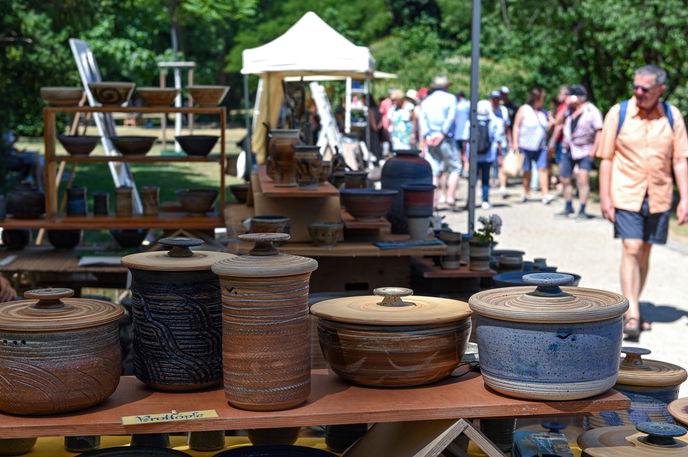 Auf Entdeckungstour in einer ganz anderen Branche kann man am Wochenende beim beliebten Internationalen Keramikmarkt gehen. - Foto: Hanau Marketing GmbH/Moritz Göbel 