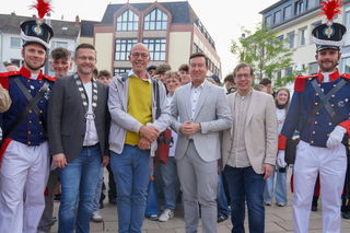 Sie eröffneten in Begleitung von der Bürgergarde feierlich den Stadtplatz (von links): René Leipold, Kalte Markt Präsident 2023, Heinz-Jürgen Achterberg vom Planungsbüro foundation 5+, Bürgermeister Matthias Möller und Stefan Jökel.