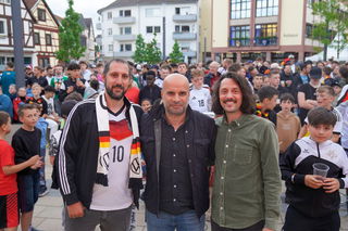 Beim EM-Talk stimmten (von links) Tim Mulfinger, ehemaliger Hessenligaspieler, Sedat Gören, Trainer der SG Barockstadt Fulda-Lehnerz und Moderator Nico Bensing die Fans aufs Spiel ein.