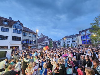 Zahlreiche Fußballfans verfolgten das Eröffnungsspiel auf dem neugestalteten Stadtplatz. 