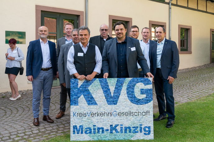 : Geschenkübergabe der Verkehrsgemeinschaft Main-Kinzig (VGMK) anlässlich des 30-jährigen Bestehens der KVG Main-Kinzig