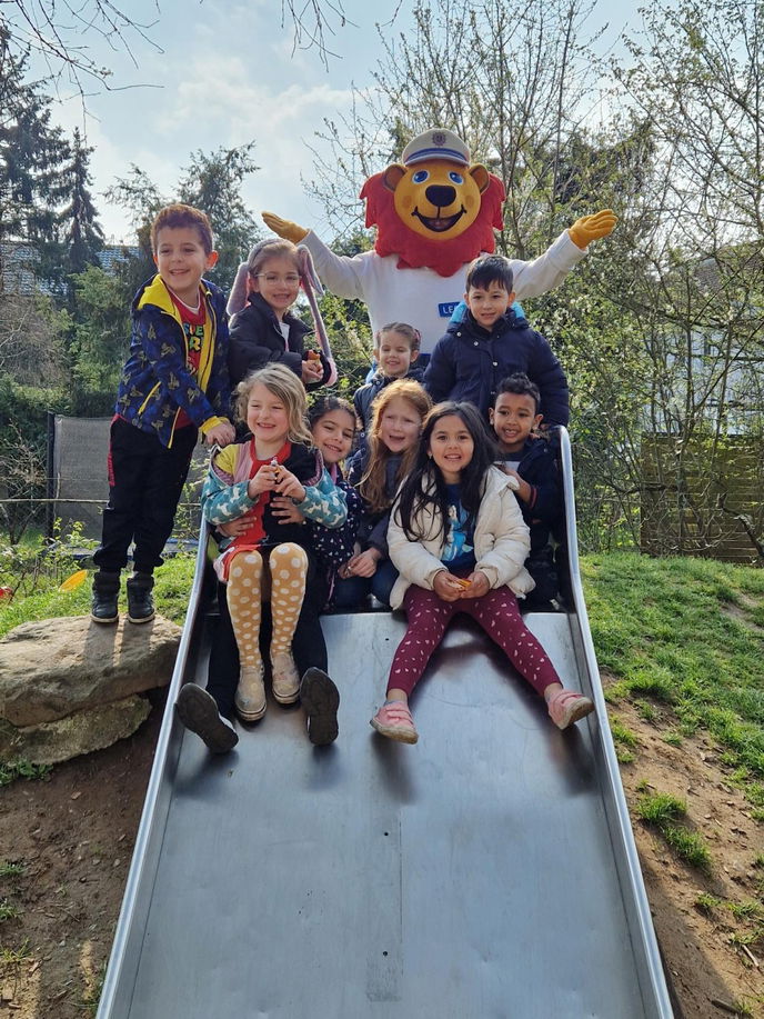 Kinderkommissar Leon besucht die Kita Friedenskirche.