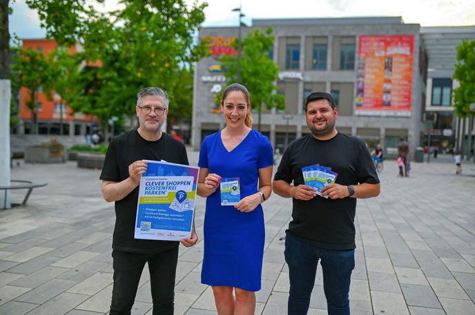 Isabelle Hemsley (mittig), Stadträtin und Aufsichtsratsvorsitzende der Hanauer Parkhaus GmbH, Mehmet Kandemir (links), Vorsitzender des Hanau Marketing Vereins und Ercan Celik (rechts), kaufmännischer Leiter der Hanauer Parkhaus GmbH.