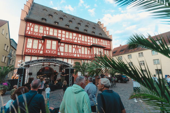 Besondere Angebote, beste Stimmung und viel Musik gibt es am Freitag, 5. Juli, wenn die Hanauer Gastronomiebetriebe zu einem langen Abend in der Stadt einladen. - Foto: Hanau Marketing GmbH/David Seeger