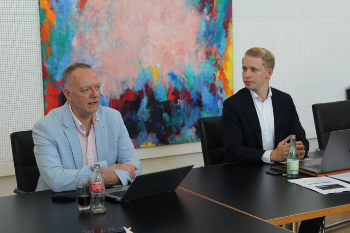 Kreisbeigeordneter Jannik Marquart (rechts) und Dr. Stefan Rockett, Leiter des Amts für Veterinärwesen und Verbraucherschutz informierten über die Tierseuche und die präventiven Maßnahmen. - Foto: MKK-Pressestelle