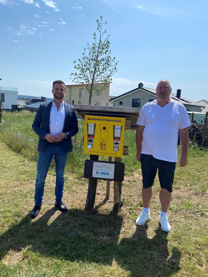 Saatgut-Automat: Bürgermeister Timo Greuel und Geschäftsführer „Die Regensammler“ Herr Hader.