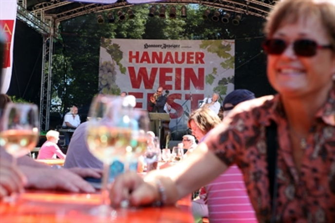 Musik und Wein sind eine harmonische Kombination. Im Schlossgarten bietet das Hanauer Weinfest beides.  - Foto: Hanau Marketing GmbH