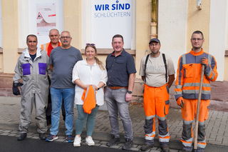 Der Bahnhof in Schlüchtern wurde ordentlich auf Vordermann gebracht: Bei einer gemeinsamen Putzaktion der Stadt Schlüchtern und der Deutschen Bahn, wurden unter anderem Graffitis entfernt, Unkraut gejätet und Handläufe gesäubert. 