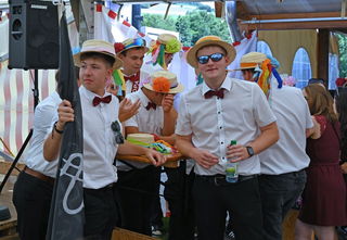 Noch bis Montagabend wird am Sportplatz in Sinntal-Oberzell traditionell Kirmes gefeiert ...