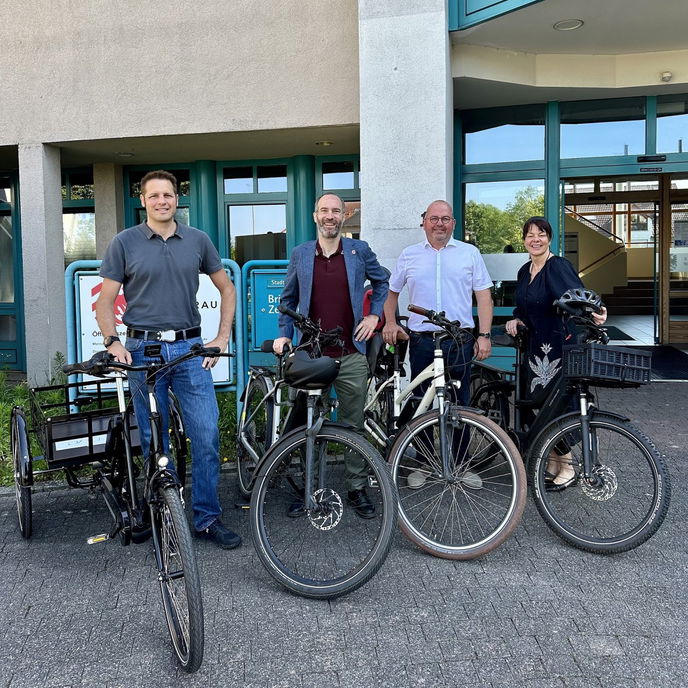 Machen sich in Nidderau für neue Radwege stark: Elmar Sachs, Radverkehrsbeauftragter des Main-Kinzig-Kreises, Bürgermeister Andreas Bär, Erster Stadtrat Rainer Vogel und Katja Adams, Fachbereichsleitung Umwelt.