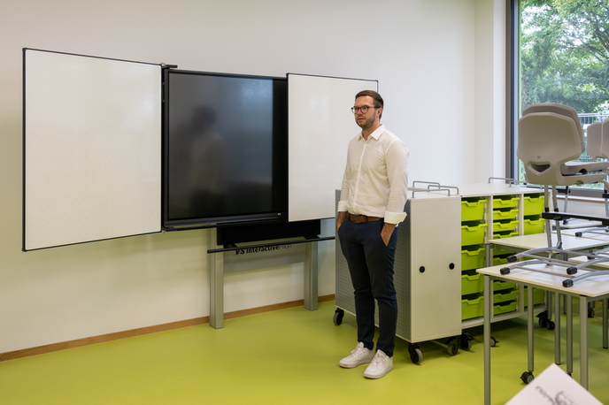 Bürgermeister Dr. Maximilian Bieri in einem neuen Klassenzimmer der Tümpelgartenschule vor einer digitalen Tafel.  - Foto: Stadt Hanau