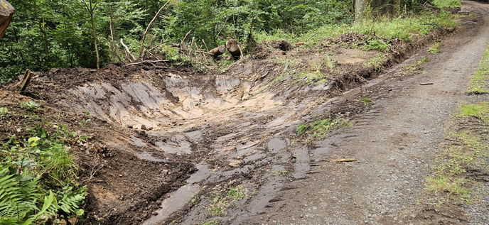 Im Rahmen der Unterhaltungsarbeiten an Wegen und Gräben wurden im Gründauer Wald mehrere Retentionsbecken angelegt.