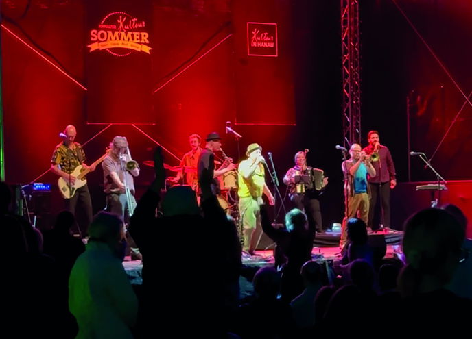 Für ausgelassene Stimmung beim Kultoursommer am Comoedienhaus sorgten viele Musikerinnen und Musiker, wie hier die Amsterdam Klezmer Band. 