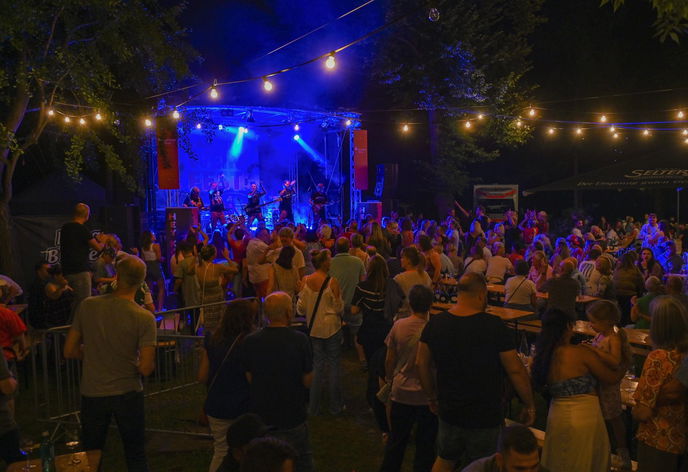 Das Weinfest im Schlossgarten am Schlossplatz gehört in den Jahreskalender der Veranstaltungen in Hanau. 