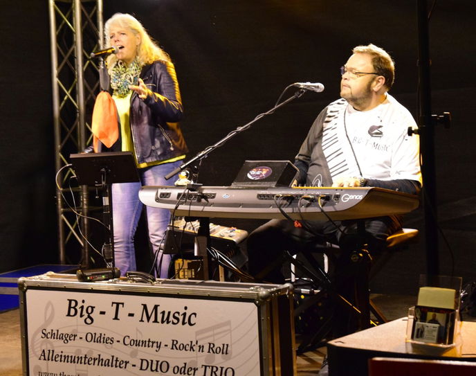 „Big T“ sorgt mit charmanter Begleitung am Sonntag für die musikalische Unterhaltung. - Foto: privat