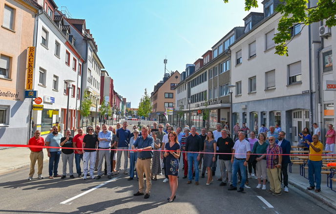 Feierliche Eröffnung: Oberbürgermeister Claus Kaminsky und Stadträtin Isabelle Hemsley gaben die Römerstraße für den Verkehr wieder frei.