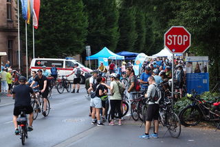 Über den Tag hinweg blieben die meisten Streckenabschnitte von Regen verschont, etwa Gelnhausen mit dem Stimmungsnest auf der Barbarossastraße. Hier war ab dem Sonntagmittag teils kaum ein Durchkommen. 