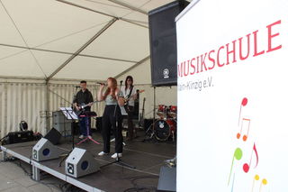 Vor dem Main-Kinzig-Forum war die Stempelstelle mit T-Shirt-Verkauf eingerichtet, zudem unterhielten Livegruppen der Musikschule Main-Kinzig auf der Bühne vor dem Haupteingang.