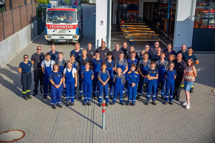 Die Jugendlichen mit ihren Betreuern und Jugendwarten nach der Schauübung am Feuerwehrhaus in Butterstadt. Bürgermeisterin Sylvia Braun verfolgte zusammen mit weiteren Mitgliedern des Magistrates die Übung. 