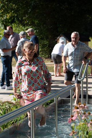 Stadträtin Birgit Enders-Jacob (vorne) und Hans-Georg Schießer testen die neue Wassertretanlage. 