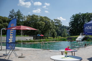 Gesamtansicht auf das Becken im Naturbad Mernes.