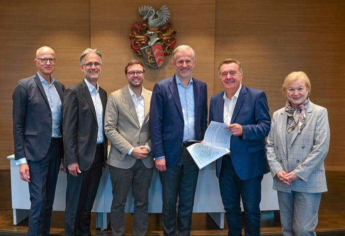 Hergen Haas und Felix Pfitzer (Heraeus), Bürgermeister Dr. Maximilian Bieri, Jan Rinnert (Heraeus), Oberbürgermeister Claus Kaminsky und Erika Schulte (Geschäftsführerin Hanau Wirtschaftsförderung GmbH). 