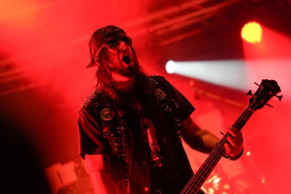 Chris Taylor, Bassist von Headliner Kickin’ Valentina, heizte der Meute ordentlich ein.