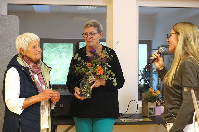 Besonderer Dank zum Abschied: Ursula Streicher beendet nach 21 Jahren ihren Einsatz als ehrenamtliche Hospizbegleiterin für die AGH. 