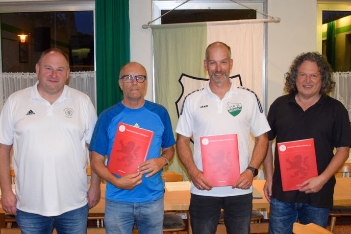 Florian Dinges, stellvertretender Vorsitzender des Sportkreises Main-Kinzig, überreichte Frank Huck, Michael Klein und Enis Husic die Ehrenurkunde des Landessportbundes (von links).