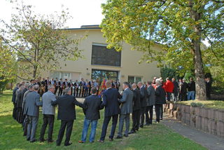 Die Männer im feinen Zwirn, mit rotem Schlips und Blumenschmuck am Revers, versammelten sich traditionell im Garten an der Pfarrkirche Sankt Jakobus, um den buntgeschmückten Kirmesstrauß abzuholen.