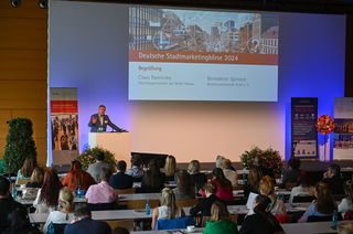 Hanaus Oberbürgermeister Claus Kaminsky begrüßte die Teilnehmenden der Deutschen Stadtmarketingbörse der Bundesvereinigung City- und Stadtmarketing Deutschland (bcsd) im Congress Park Hanau (CPH).  - Foto: Stadt Hanau/Moritz Göbel