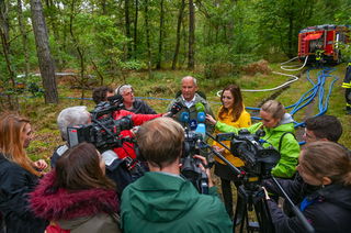 Stadträtin und Feuerwehrdezernentin Isabelle Hemsley und Innenminister Prof. Dr. Roman Poseck stellten das Einsatzgerät in einem Waldstück in Hanau vor. 