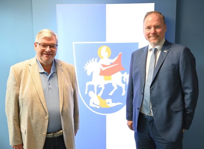 Die Bürgermeister Christian Litzinger (rechts) und Tobias Weisbecker tauschen sich aus über das Mobilitätsangebot CARLOS. - Foto: Stadt Gelnhausen