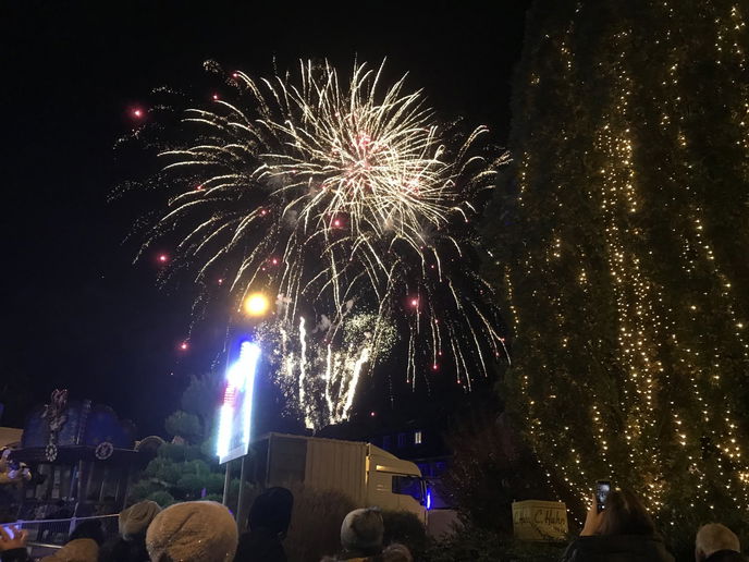 Ein buntes Feuerwerk zieht die Menschen traditionell am Sonntagabend auf dem Kalten Markt in ihren Bann.