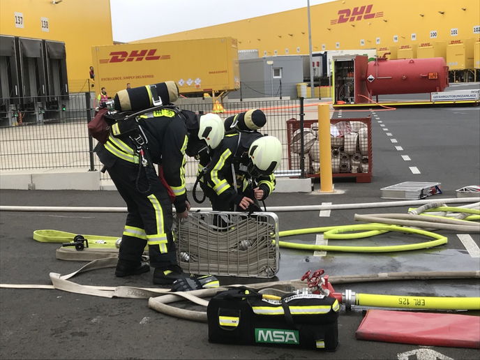 Die Feuerwehr Erlenseen rollt die ersten Löschschläuche aus.