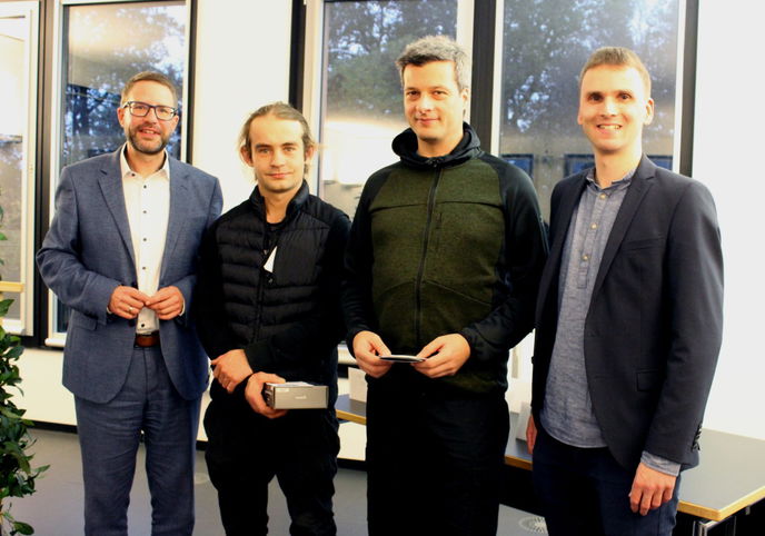 Landrat Thorsten Stolz (links) beglückwünschte die Gewinner der Radrallye, gemeinsam mit Mario Trageser (rechts) von M-net, dem Hauptsponsor. Mitte rechts: Falk Loewner, Mitte links Lucas Kusch.  - Fotos: MKK-Pressestelle